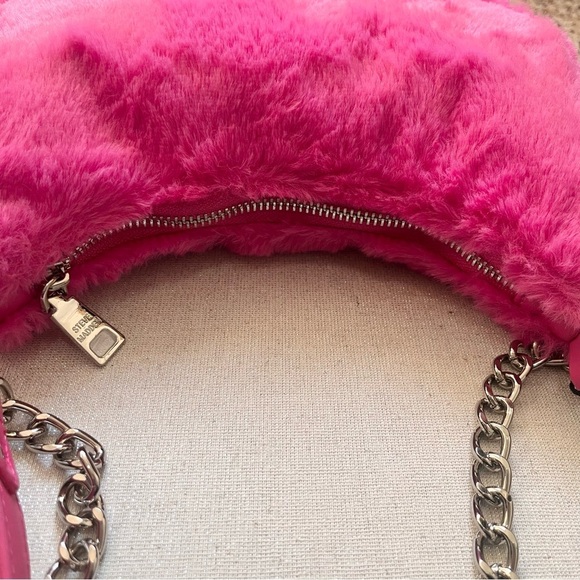 STEVE MADDEN- NWT Hot Pink Fur Shoulder Bag with Chain Detail - Picture 6 of 10